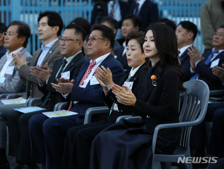 [서귀포=뉴시스] 전신 기자 = 윤석열 대통령 부인 <BR>김건희 여사가 6일 서귀포항 동부두 일원에서 열린 제4회 제주 서귀포 은갈치 축제 개막식에서 개막선언에 박수를 치고 있다.<BR> 2023.10.06. photo1006@newsis.com