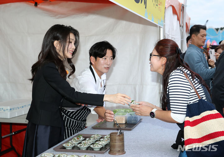 [서귀포=뉴시스] 전신 기자 = 윤석열 대통령 부인 <BR>김건희 여사가 6일 서귀포항 동부두 일원에서 열린 제4회 제주 서귀포 은갈치 축제에서 은갈치 회무침을 시민들에게 나눠주고 있다.<BR> 2023.10.06. photo1006@newsis.com