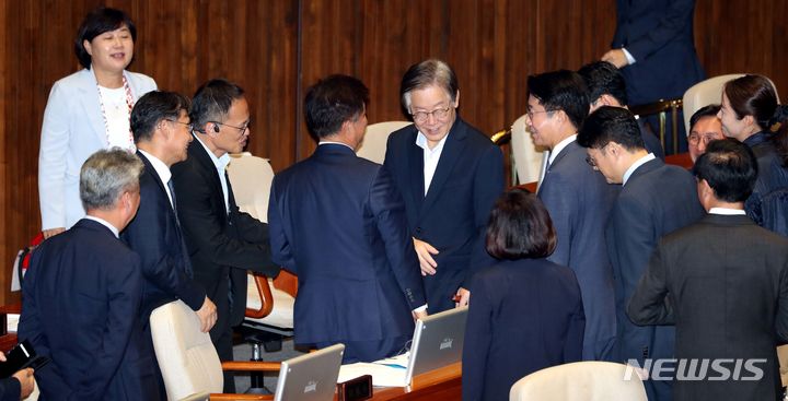 [서울=뉴시스] 조성봉 기자 = 이재명 더불어민주당 대표가 6일 오후 서울 여의도 국회 본회의장에서 열린 제410회국회(정기회) 제9차 본회의에 참석해 민주당 의원들의 환영을 받고 있다. 2023.10.06. suncho21@newsis.com