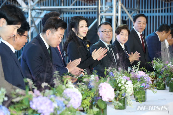 [서귀포=뉴시스] 전신 기자 = 윤석열 대통령 부인 <BR>김건희 여사가 6일 서귀포항 동부두 일원에서 열린 제4회 제주 서귀포 은갈치 축제 개막식에서 제주 은갈치 요리를 시식하는 퍼포먼스를 하고 있다.<BR> 2023.10.06. photo1006@newsis.com