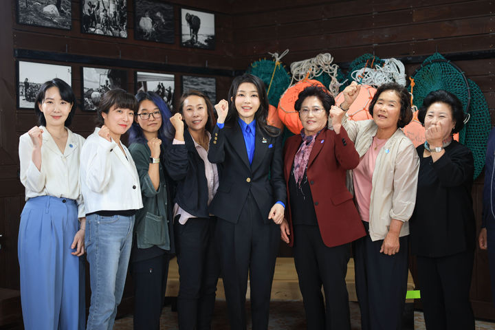 [서울=뉴시스] 윤석열 대통령 부인 <BR>김건희 여사가 6일 제주 종달어촌계 해녀휴게실에서 열린 제주 해녀어업인과의 대화에서 참석자들과 기념촬영하고 있다.<BR> (사진=대통령실 제공) 2023.10.06. photo@newsis.com *재판매 및 DB 금지