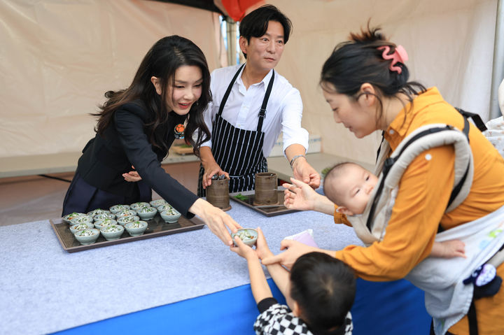 [서울=뉴시스] 윤석열 대통령 부인 <BR>김건희 여사가 6일 서귀포항 동부두 일원에서 열린 제4회 제주 서귀포 은갈치 축제에서 은갈치 회무침을 시민들에게 나눠주고 있다.<BR>(사진=대통령실 제공) 2023.10.06. photo@newsis.com *재판매 및 DB 금지