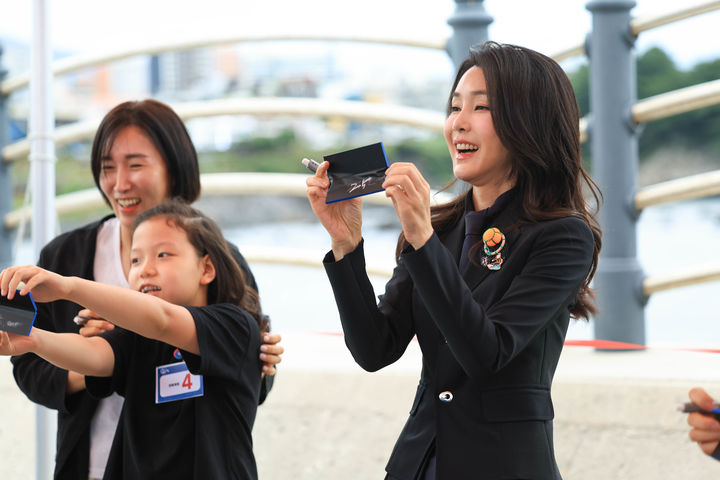 [서울=뉴시스] 윤석열 대통령 부인 <BR>김건희 여사가 6일 서귀포항 동부두 일원에서 열린 제4회 제주 서귀포 은갈치 축제에서 은갈치 경매 체험을 하고 있다.<BR>(사진=대통령실 제공) 2023.10.06. photo@newsis.com *재판매 및 DB 금지