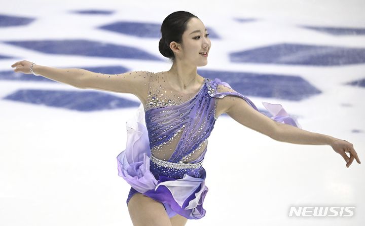 [에스포=AP/뉴시스] 김예림이 10월6일(현지시각) 핀란드 에스포에서 열린 국제빙상경기연맹(ISU)  챌린저 시리즈 핀란디아 트로피 여자 싱글 쇼트 프로그램 연기를 펼치고 있다. 김예림은 기술점수(TES) 37.98점, 구성점수(PCS) 33.22점, 감점1.00, 합계 70.20점으로 1위를 기록했다. 2023.10.07.