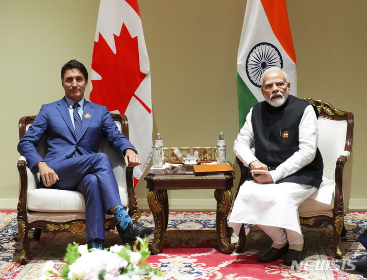 [뉴델리=AP/뉴시스] 9월 10일 뉴델리에서 열린 G20 정상회의 기간중 트뤼도 캐나다총리와 단독 회담하는 인도의 모디총리. 캐나다 국내의 인도시크교 지도자 피살사건 이후 두 나라의 외교전쟁이 심화되고 있다.  2023.10.20. 