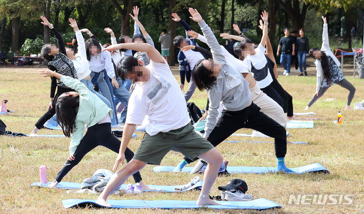[서울=뉴시스] 최진석 기자 = 7일 서울 성동구 서울숲에서 열린 ‘2023 서울 웰니스 위크(Seoul Wellness Week)’에서 참가자들이 요가 플래시몹을 하고 있다. 2023.10.07. myjs@newsis.com