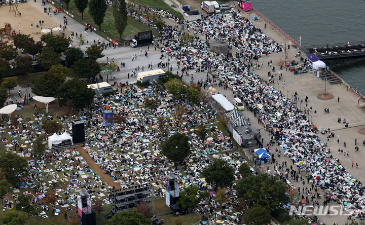 [서울=뉴시스] 김명년 기자 = 7일 오후 서울 영등포구 여의도한강공원 일대가 '한화와 함께하는 서울세계불꽃축제'를 찾은 관람객들로 붐비고 있다. 2023.10.07. kmn@newsis.com