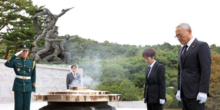 [서울=뉴시스] 최진석 기자 = 신임 유인촌 문화체육관광부 장관이 7일 서울 동작구 국립서울현충원을 찾아 현충탑에 참배, 묵념하고 있다. (사진=문화체육관광부 제공) 2023.10.07. photo@newsis.com *재판매 및 DB 금지