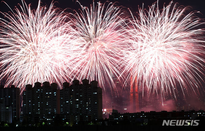 [서울=뉴시스] 최진석 기자 = 지난해 서울 여의도 한강공원 일대에서 열린 '2023 서울세계불꽃축제'. 2023.10.07. myjs@newsis.com