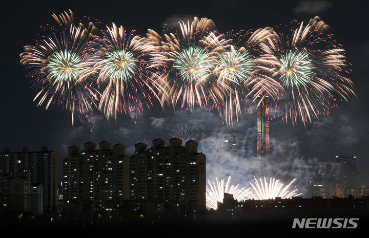 [서울=뉴시스] 최진석 기자 = 지난해 서울 여의도 한강공원 일대에서 열린 '2023 서울세계불꽃축제'. 2023.10.07. myjs@newsis.com