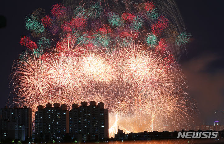 [서울=뉴시스] 최진석 기자 = 지난해 서울 여의도 한강공원 일대에서 열린 '2023 서울세계불꽃축제'. 2023.10.07. myjs@newsis.com