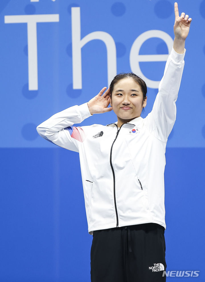 [항저우=뉴시스] 정병혁 기자 = 7일 중국 항저우 빈장체육관에서 열린 2022 항저우 아시안게임 배드민턴 여자 단식에서 금메달을 차지한 안세영이 시상대에 오르고 있다. 2023.10.07. jhope@newsis.com