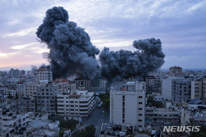 [가자지구=AP/뉴시스] 이스라엘 정부가 8일(현지시간) 하마스를 상대로 전쟁을 공식 선포했다. 사진은 팔레스타인 가자지구에서 이스라엘의 보복 공습으로 7일 연기가 치솟는 모습. 2023.10.09.