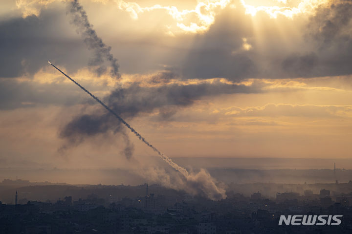 [텔아비브=AP/뉴시스]지난 7일 가자지구에서 이스라엘을 향해 로켓이 발사되는 모습. 2023.10.08.