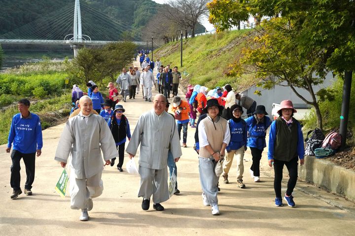 [서울=뉴시스] 6일 대한불교 조계종 제19교구 본사 지리산 대화엄사가 개최한 화엄문화제 행사 중 구례 사찰 명상순례 길' 걷기대회에 참여한 범정스님(왼쪽에서 두 번째) (사진=화엄사 제공) ㅈ2023.10.06. *재판매 및 DB 금지