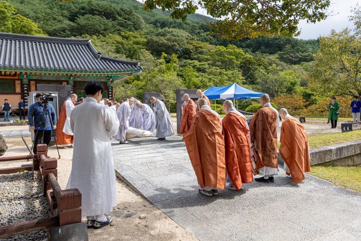 [서울=뉴시스] 6일 대한불교 조계종 제19교구 본사 지리산 대화엄사가 개최한 화엄문화제 행사 중 괘불이운 (사진=화엄사 제공) ㅈ2023.10.06. *재판매 및 DB 금지