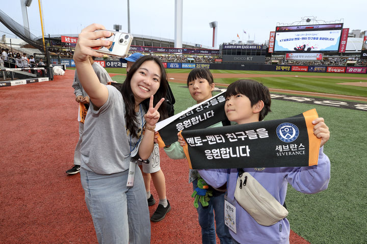 [서울=뉴시스] 'KT꿈품교실 멘토단'이 첫 활동을 시작했다. (사진=KT 제공) *재판매 및 DB 금지