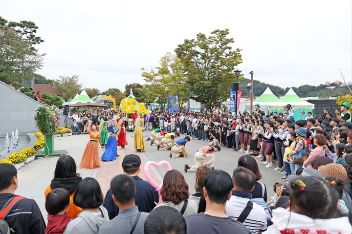 [임실=뉴시스] 김종효 기자 = 임실치즈테마파크에서 열린 '2023 임실N치즈축제', 축제 3일째인 8일 분수광장에서 펼쳐진 '세계문화공연'을 많은 수의 관광객들이 관람하고 있다. (사진 = 임실군 제공) 2023.10.08. photo@newsis.com  *재판매 및 DB 금지