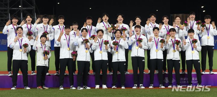 [사오싱=뉴시스] 조수정 기자 = 7일 중국 사오싱 야구장 1구장에서 열린 2022 항저우 아시안게임 남자 야구 시상식에서 금메달을 목에 걸며 아시안게임 4연패를 달성한 한국 야구 대표팀이 손가락 네개를 펴 보이며 기념촬영 하고 있다. 2023.10.08. chocrystal@newsis.com