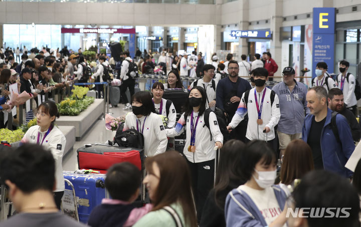 [인천공항=뉴시스] 김근수 기자 = 2022 항저우 아시안게임 대한민국 배드민턴 대표팀 선수들이 8일 인천국제공항 제1여객터미널 입국장으로 들어오고 있다. 2023.10.08. ks@newsis.com