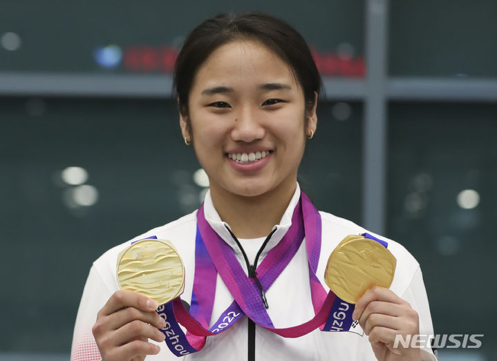 [인천공항=뉴시스] 김근수 기자 = 2022 항저우 아시안게임 대한민국 배드민턴 안세영 선수가 8일 인천국제공항 제1여객터미널 입국장 앞에서 열린 환영행사에서 금메달을 들어보이고 있다. 2023.10.08. ks@newsis.com