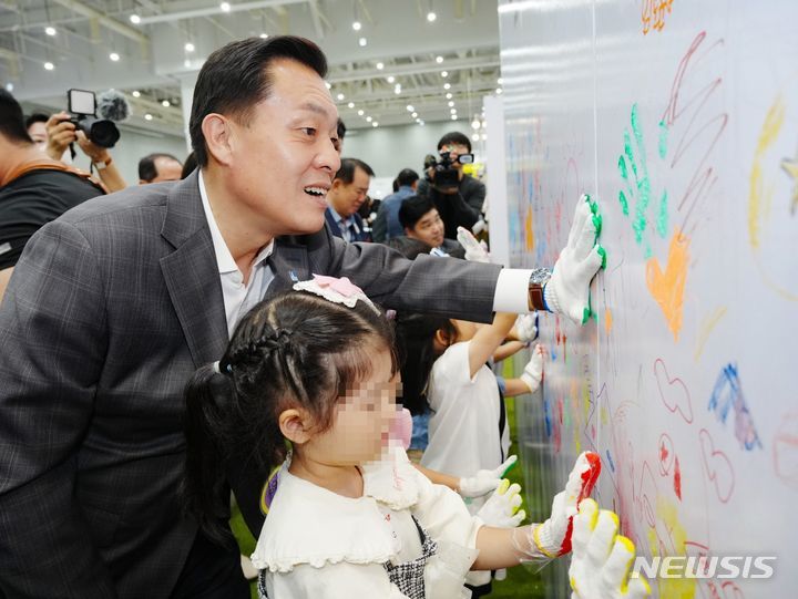  [수원=뉴시스] 이재준 수원시장이 드로잉 이벤트존 행사에서 손바닥 찍기 퍼포먼스를 하고 있다. (사진=수원시 제공)