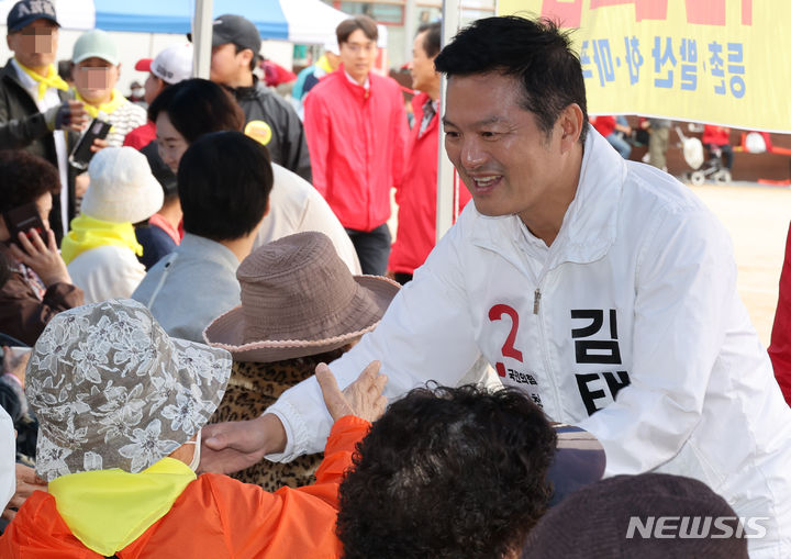 [서울=뉴시스] 추상철 기자 = 김태우 국민의힘 강서구청장 보궐선거 후보가 9일 등촌동 경복여자고등학교에서 열린 한 교회 체육행사에서 참가자들과 인사하고 있다. (공동취재사진) 2023.10.09.photo@newsis.com