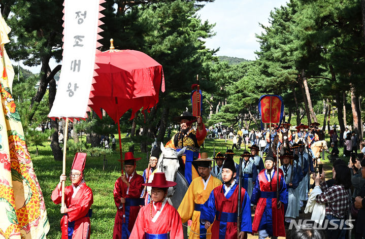 [수원=뉴시스] 김종택기자 = '2023 정조대왕 능행차 공동재현' 행렬이 9일 경기도 수원시 장안구 노송지대를 지나고 있다. 정조대왕 능행차는 서울 창덕궁에서 수원화성을 거쳐 화성 융릉까지 이어진 1795년 을묘년 원행을 재현한 행사이다. 2023.10.09. jtk@newsis.com