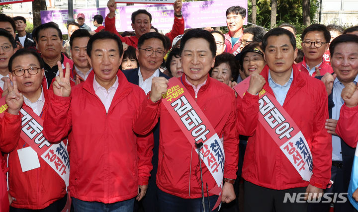 김태우 후보 지원유세 나선 김기현 국민의힘 대표. [서울=뉴시스] 추상철 기자 = 김기현 국민의힘 당 대표가 9일 오후 서울 강서구 공암나루근린공원에서 김태우 강서구청장 후보 지원유세를 하고 있다. (공동취재사진) 2023.10.09. photo@newsis.com