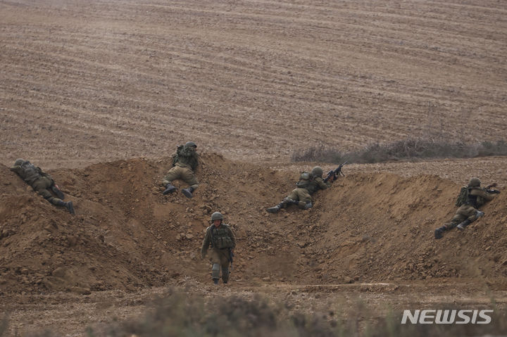 [가자지구=AP/뉴시스] 9일(현지시각) 이스라엘 남부 가자지구 부근에서 이스라엘 군인들이 작전을 수행하고 있다. 2023.10.10.