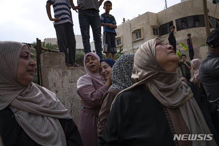 [가자지구=AP/뉴시스] 9일(현지시각) 가자지구 팔레스타인 주민들이 이스라엘의 공격으로 숨진 사람들을 애도하고 있다. 2023.10.10.