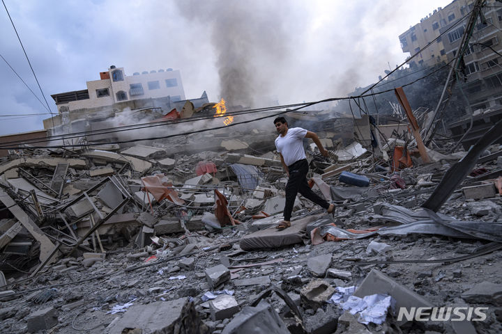 [가자지구=AP/뉴시스] 10일(현지시간) 팔레스타인 가자지구의 건물들이 이스라엘의 공습으로 파괴돼 있다. 2023.10.11.