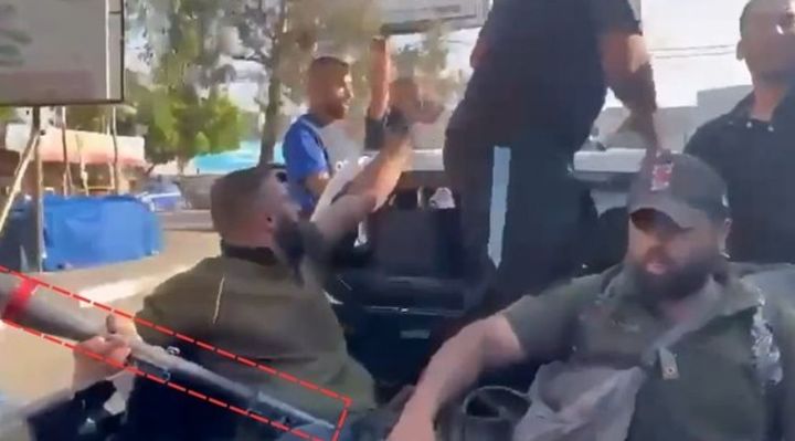 팔레스타인 무장정파 하마스 대원 중 한 명이 북한에서 제작된 F-7고폭 파편 로켓으로 보이는 무기를 들고 있는 사진. (사진=군사 전문 블로거(War Noir) 사회관계망서비스(SNS) X 계정 캡처) 2023.10.10. 재판매 및 DB 금지 *재판매 및 DB 금지