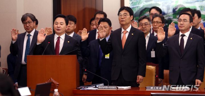 [서울=뉴시스] 조성봉 기자 = 원희룡 국토교통부 장관을 비롯한 참석자들이 10일 오전 서울 여의도 국회에서 열린 국토교통위원회 국정감사에서 선서를 하고 있다. 2023.10.10. suncho21@newsis.com