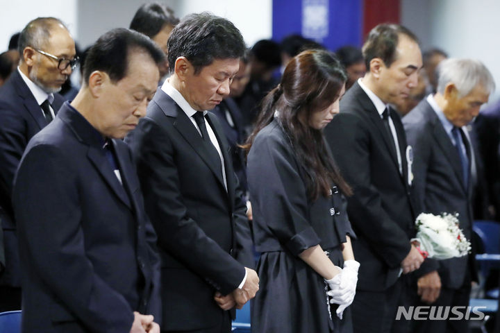 [서울=뉴시스] 최동준 기자 = 고 박종환 전 축구 국가대표팀 감독 영결식이 엄수된 10일 서울 종로구 축구회관에서 유족, 정몽규 대한축구협회 회장 등 참석자들이 묵념을 하고 있다. 2023.10.10. photocdj@newsis.com