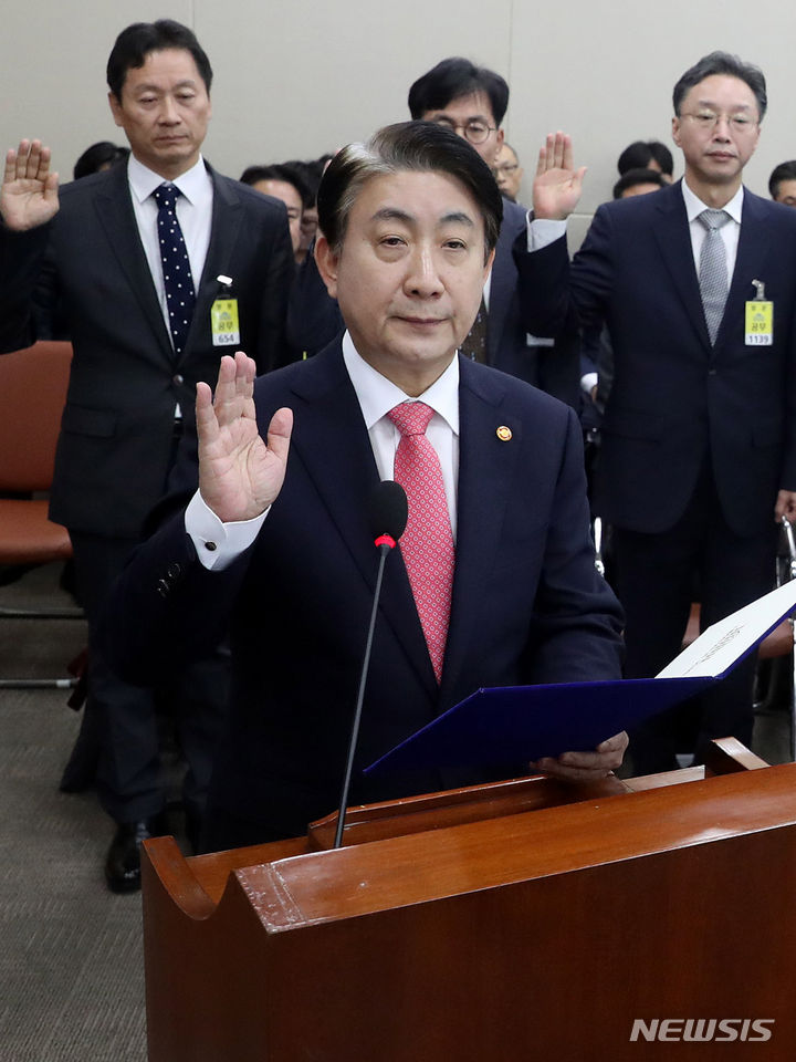 [서울=뉴시스] 추상철 기자 = 이동관 방송통신위원회 위원장이 10일 오전 서울 여의도 국회에서 열린 과학기술정보방송통신위원회의 방송통신위원회에 대한 국정감사에서 증인선서를 하고 있다. 2023.10.10. scchoo@newsis.com