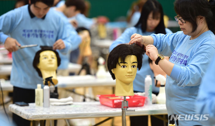 [대구=뉴시스] 이무열 기자 = 10일 대구시민운동장 시민체육관에서 열린 '제30회 대구시장배 이용기능경기대회'에 참가한 선수들이 기량을 펼치고 있다. 2023.10.10. lmy@newsis.com