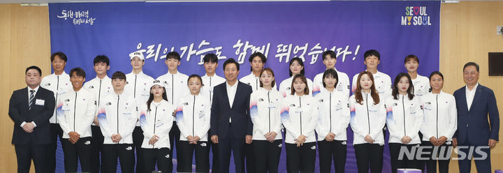 [서울=뉴시스] 김근수 기자 = 오세훈 서울시장이 10일 오전 서울 중구 서울시청 간담회장에서 열린 2022 항저우 아시안게임 참가 선수단 격려 간담회에서 아시안게임 참가 서울시청 소속 선수들과 기념촬영을 하고 있다