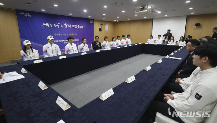 [서울=뉴시스] 김근수 기자 = 오세훈 서울시장이 10일 오전 서울 중구 서울시청 간담회장에서 열린 2022 항저우 아시안게임 참가 선수단 격려 간담회에서 인사말을 하고 있다. 2023.10.10. ks@newsis.com
