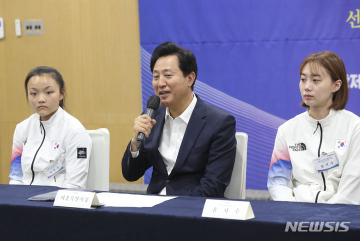 [서울=뉴시스] 김근수 기자 = 오세훈 서울시장이 10일 오전 서울 중구 서울시청 간담회장에서 열린 2022 항저우 아시안게임 참가 선수단 격려 간담회에서 인사말을 하고 있다. 2023.10.10. ks@newsis.com