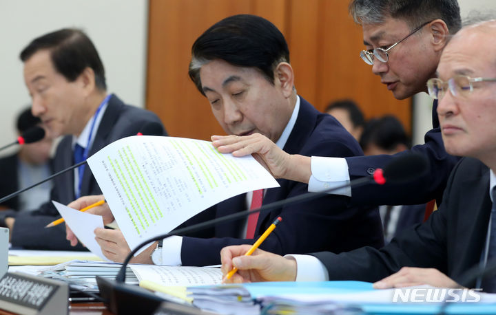 [서울=뉴시스] 추상철 기자 = 이동관 방송통신위원회 위원장이 10일 오전 서울 여의도 국회에서 열린 과학기술정보방송통신위원회의 방송통신위원회 등에 대한 국정감사에서 자료를 살펴보고 있다. 2023.10.10. scchoo@newsis.com