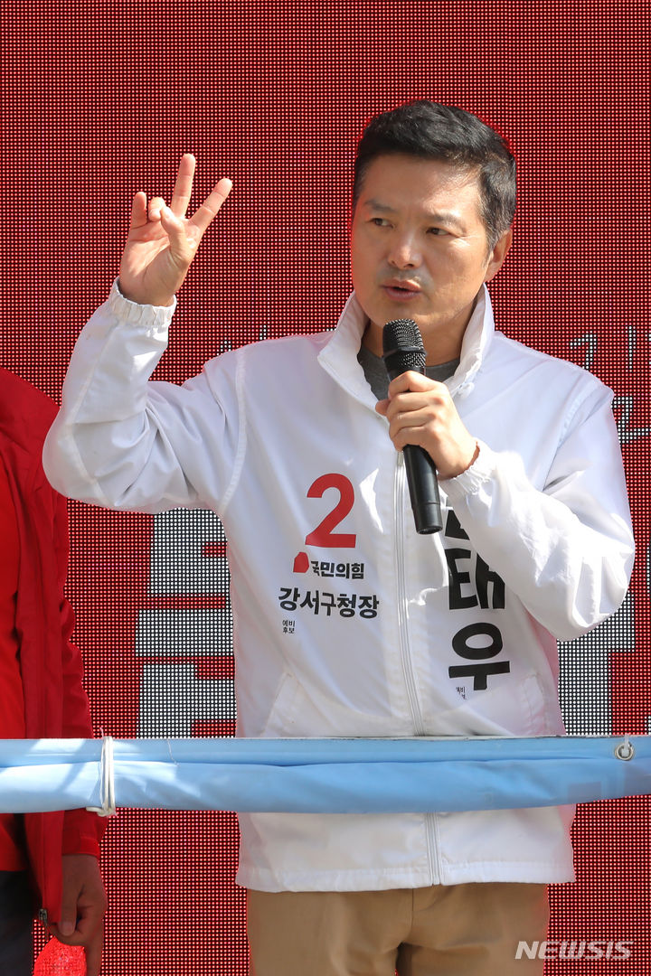 [서울=뉴시스] 김금보 기자 = 김태우 국민의힘 강서구청장 보궐선거 후보가 10일 서울 강서구 한 아파트단지 인근에서 유세 활동을 하고 있다. 2023.10.10. kgb@newsis.com