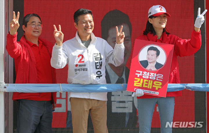 [서울=뉴시스] 김금보 기자 = 김태우 국민의힘 강서구청장 보궐선거 후보가 10일 서울 강서구 한 아파트단지 인근에서 유세 활동을 하고 있다. 2023.10.10. kgb@newsis.com