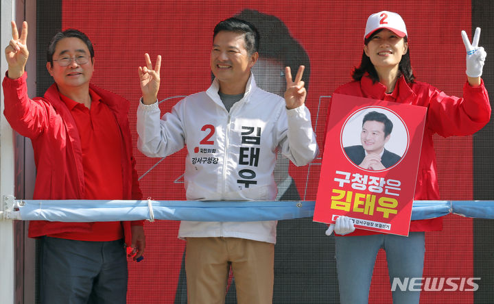 [서울=뉴시스] 김금보 기자 = 김태우 국민의힘 강서구청장 보궐선거 후보가 10일 서울 강서구 한 아파트단지 인근에서 유세 활동을 하고 있다. 2023.10.10. kgb@newsis.com