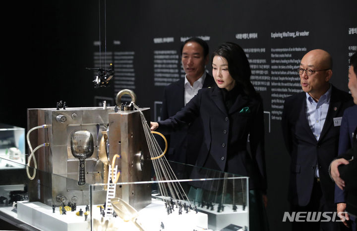 [광주=뉴시스] 홍효식 기자 = 윤석열 대통령 부인 <BR>김건희 여사가 10일 광주 북구 광주비엔날레 전시관에서 진행 중인 제10회 광주디자인비엔날레를 찾아 다양한 가전 제품을 분해해 재해석한 '디자인 해부학' 작품을 관람하고 있다.<BR> 2023.10.10. yesphoto@newsis.com