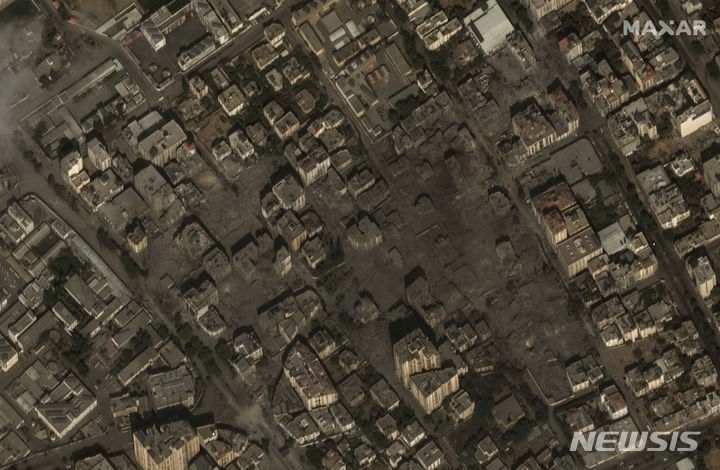 [가자지구=AP/뉴시스] 막사 테크놀로지스가 제공한 위성 사진에 10일(현지시각) 팔레스타인 가자지구의 주거 지역 건물들이 이스라엘의 공습으로 파괴돼 있다. 2023.10.11.