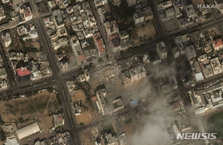 [가자지구=AP/뉴시스] 막사 테크놀로지스가 제공한 위성 사진에 10일(현지시각) 팔레스타인 가자지구의 와탄 타워가 이스라엘의 공습으로 파괴돼 있다. 2023.10.11.