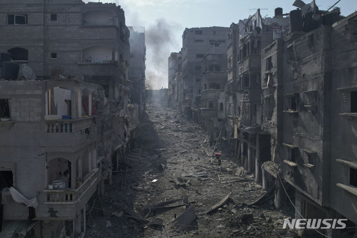 [자발리아(가자)=AP/뉴시스] 10월 11일 가자지구 자발리아에서 이스라엘 공습으로 파괴된 건물 잔해의 모습. 이 곳은 30일 다시 대규모 공습으로 수 백명이 목숨을 잃었다. 2023.11.01.