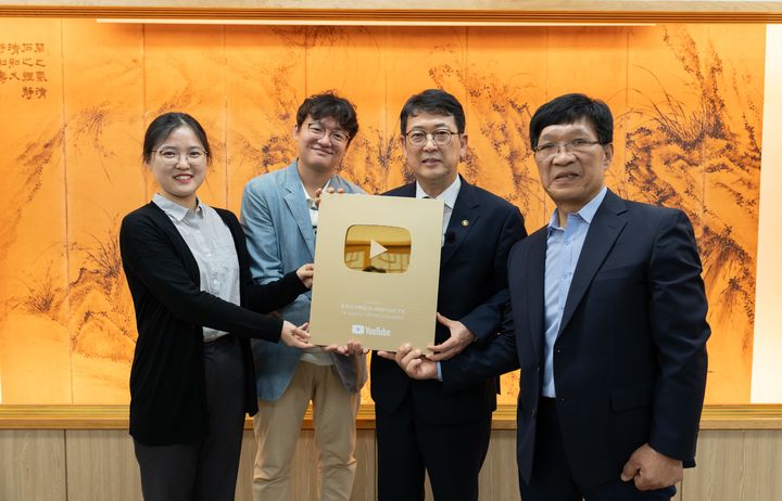 [서울=뉴시스] 문화유산채널 'K-HERITAGE.T'V 유튜브 크리에이터 어워즈 골드버튼’ 수상 (사진=문화재청 제공) 2023.10.11. photo@newsis.com *재판매 및 DB 금지