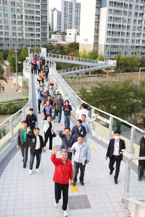 [포항=뉴시스] 강진구 기자 = 경북 포항시는 10일 오후 ‘포항철길숲 상생숲길 인도교’ 준공식과 ‘2023 포항GreenWay 도시숲 걷기대회’를 개최했다.(사진=포항시 제공) 2023.10.11.photo@newsis.com  *재판매 및 DB 금지